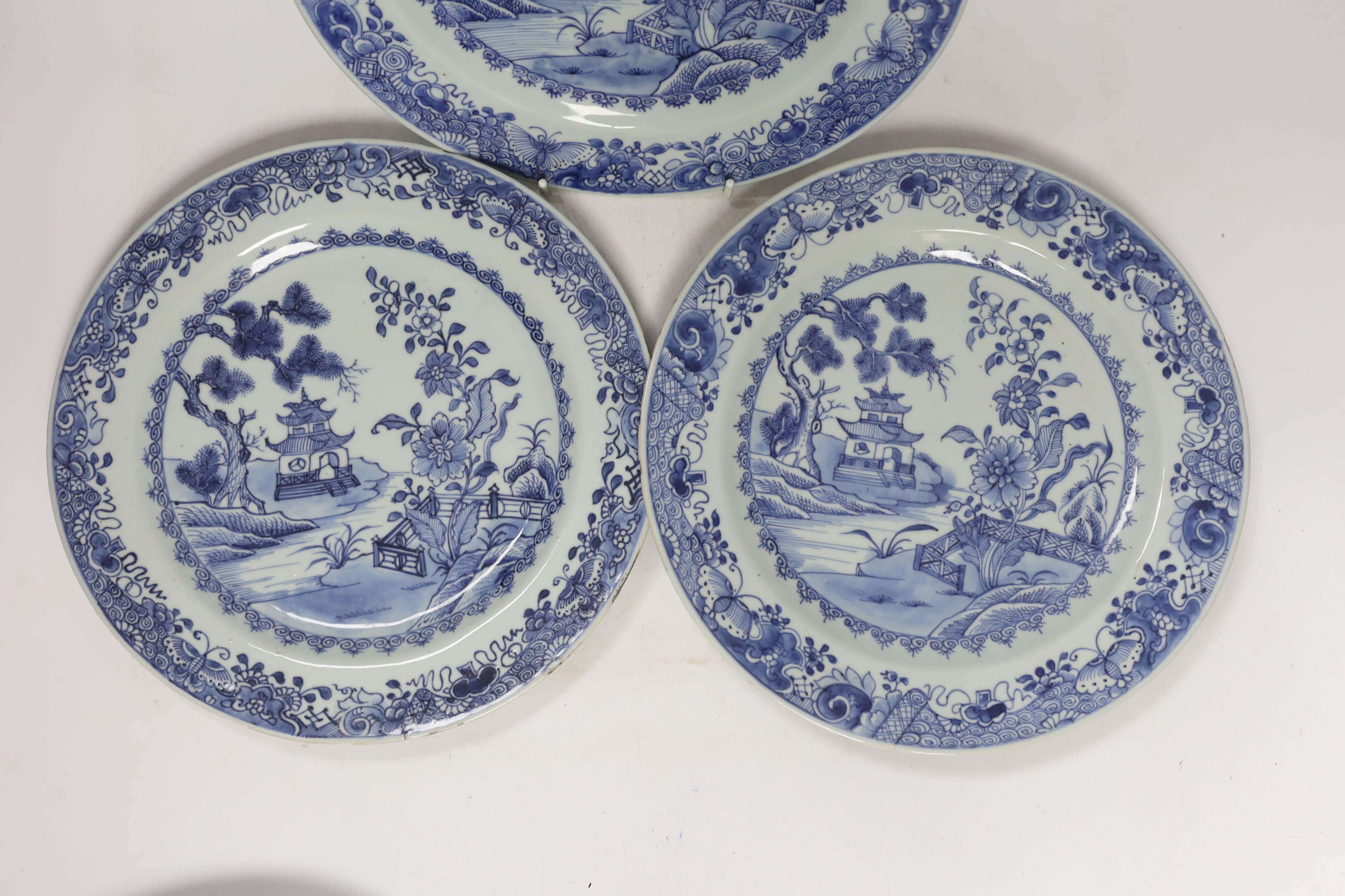 A set of five 18th century Chinese export blue and white plates, 26cm